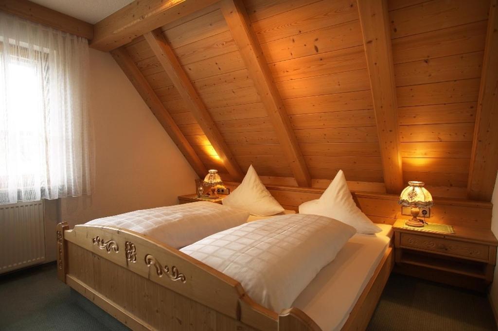 Landgasthof Loewen Neubulach Rom bilde