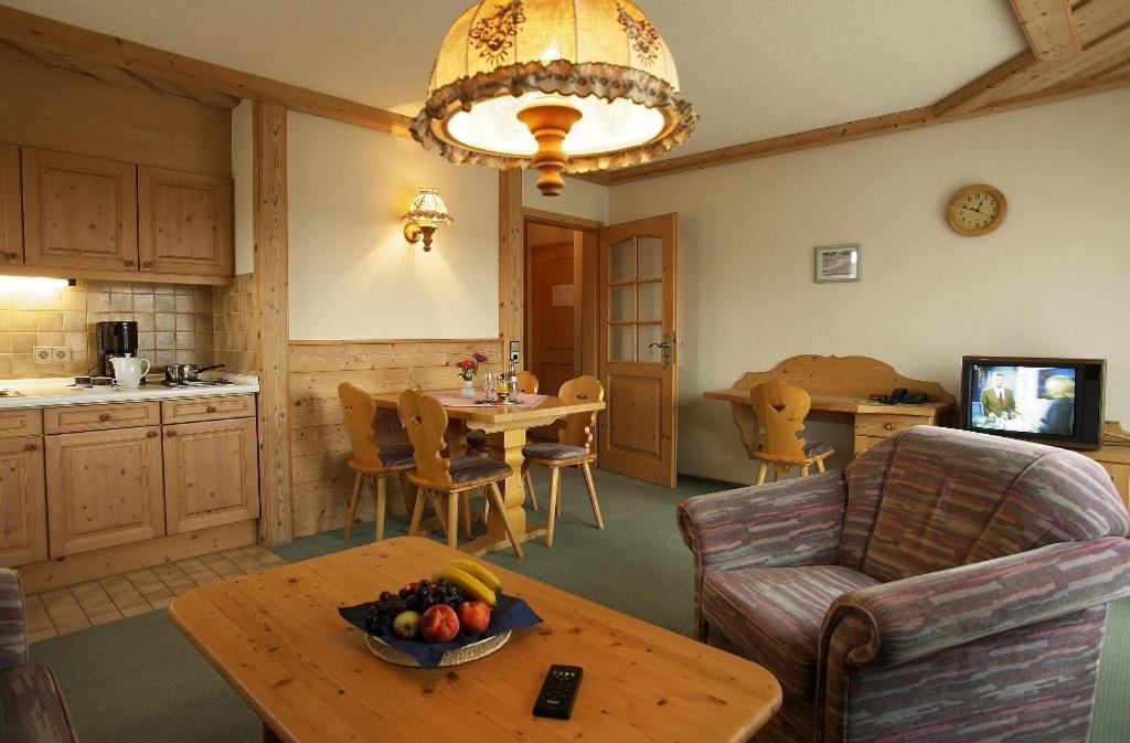 Landgasthof Loewen Neubulach Rom bilde
